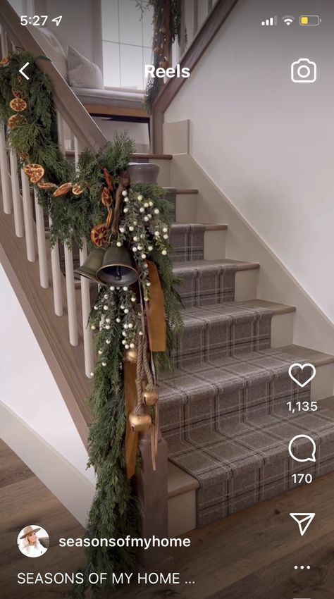 Farmhouse Christmas Banister, Garland On Bannister Christmas, Stair Banister Christmas Decor, Garland On Banister Christmas, Bannister Garland Christmas, Banister Ideas Christmas, Christmas Garland Ideas Stairs, Greenery On Staircase, Stairway Garland Christmas