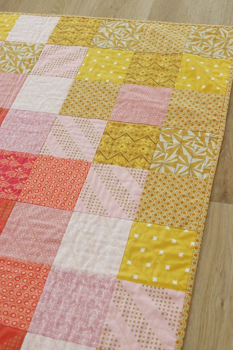 A coral, pink and yellow simple squares quilt pattern – a quick and easy free baby quilt pattern using 5 inch squares. The Sweet and Simple Squares quilt pattern by Bonjour Quilts is an easy quilt pattern to make in a day. It’s scrap compatible and fat quarter friendly, so it will be a great stash buster quilt. Perfect for a some handmade nursery décor. Fat Quarters Baby Quilt, Easy Quilt Patterns Free, Squares Quilt Pattern, Quilts Using Fat Quarters, Baby Quilts Easy, Free Baby Quilt Patterns, Quilt Top Patterns, Baby Quilt Patterns Easy, Baby Quilt Size