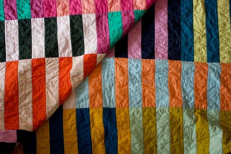 A Quilt is Nice : Stripes Quilt  - Pattern: no pattern, just sewed 2.5 inch strips together. Stripe Quilts Modern, Stripe Quilt Pattern Simple, Quilt Patterns Neutral Colors, No Pattern Quilt, Strip Quilt Patterns Easy, 70s Quilt, Striped Quilts, Stripe Quilt Pattern, Stripes Quilt