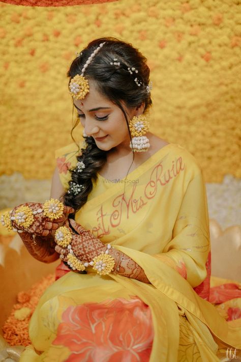 Photo of haldi bridal look with floral jewellery and side braid Simple Haldi Suit Ideas, Haldi Bride Jewellery, Haldi Bridal Hairstyle, Bridal Haldi Jewellery, Haldi Outfits Bride, Haldi Look For Bride In Saree, Bridal Jwellery Design Indian Jewelry, Haldi Saree Look, Haldi Bridal Look