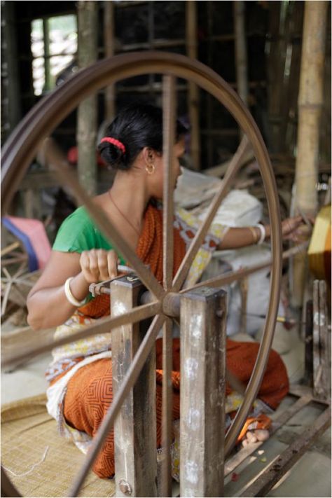 While some handloom yarns are made by a mill. Khadi is completely made in the village – from the raw yarn to the finished cloth. Indian Handloom Weaving, Handloom Weaver, India Crafts, Handloom Weaving, Amazing India, Cultural Crafts, Indian Prints, Textile Industry, Indian Crafts