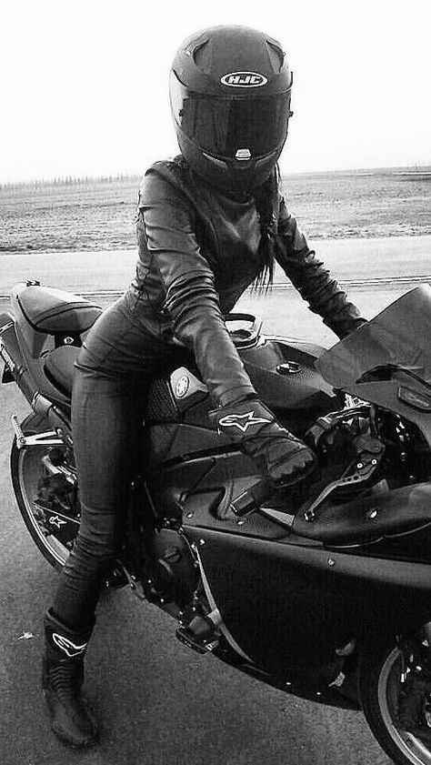 Female Motorcycle Riders, Image Moto, Biker Photoshoot, Motorcycle Aesthetic, Female Biker, Motorbike Girl, Biker Love, Scrambler Motorcycle, Sports Bikes Motorcycles