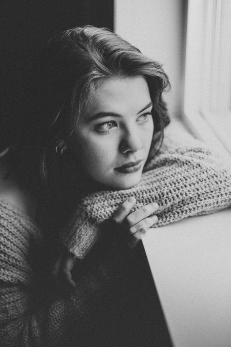 Indoor window light portraits, In-home portrait lifestyle sessions, indoor portraits | Karlie Larson Photography Window Photography, Pose Portrait, Dark Portrait, Self Portrait Ideas, Self Photography, Indoor Window, Indoor Photography, Photographie Portrait Inspiration, Portrait Photography Women