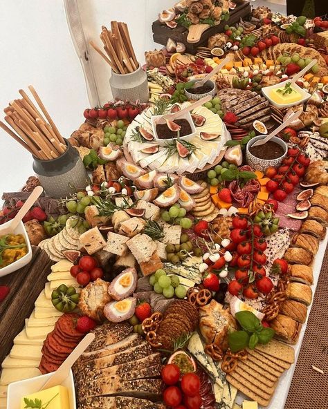 Gazing Food Table Wedding, Grazing Table Ideas For 20 People, Grazing Table Nye, Grazing Table For 70 People, Grazing Table List Of Food, Winter Grazing Table, Lunch Grazing Table, Grazing Table For 100 People, Sweet Grazing Table