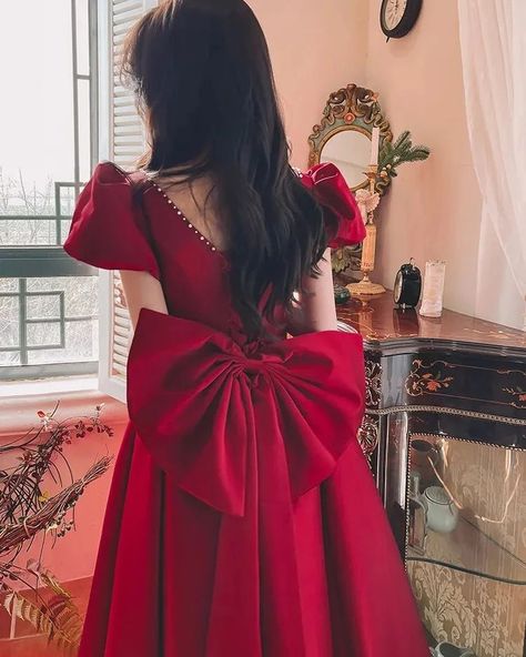 Wine red mid length and full length dress 😍 Available at wholesale prices 💕 #WomenWear #trendingfashions #winereddress #MidLengthDress #wholemart99 Short Red Satin Dress Long Sleeve, Red Satin Dress Long Sleeve, Red Satin Dress Long, Satin Dress Long Sleeve, French Princess, Red Wedding Gowns, Simple Evening Dress, Bf Picture, Dream Prom