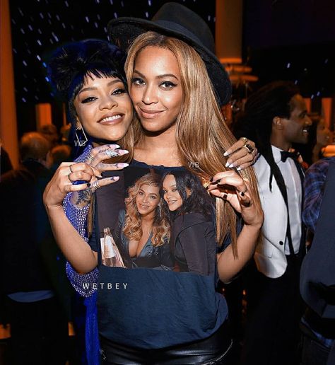 Rihanna and Beyonce Beyonce And Ariana Grande, Beyoncé And Rihanna, Rihanna And Beyonce, Beyonce And Rihanna, Girl Pfps, Queen B, Justin Bieber, Cute Icons, Beyonce