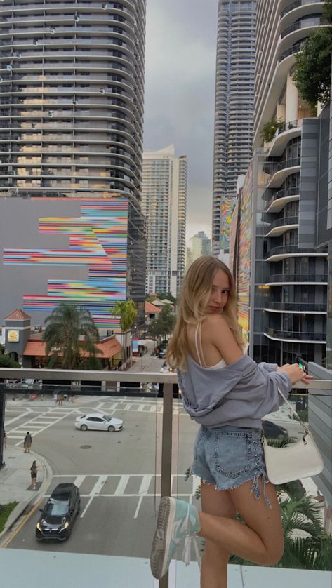 Miami Instagram Pictures Aesthetic, Miami Ig Pics, Miami Pose Ideas, Miami Inspo Pics, Miami Pics Ideas, Miami Girl Aesthetic, Miami Poses, Miami Pictures Ideas, Miami Instagram Pictures