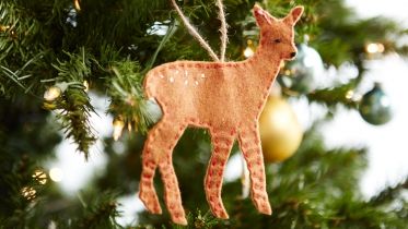 Hand-Stitched Deer Ornament by Courtney Cerruti - Creativebug Classic Christmas Decor, Woodland Christmas Decor, Classic Christmas Decorations, Deer Ornament, Cute Sewing Projects, Christmas Tradition, Gingerbread Girl, Woodland Christmas, Felt Christmas Ornaments