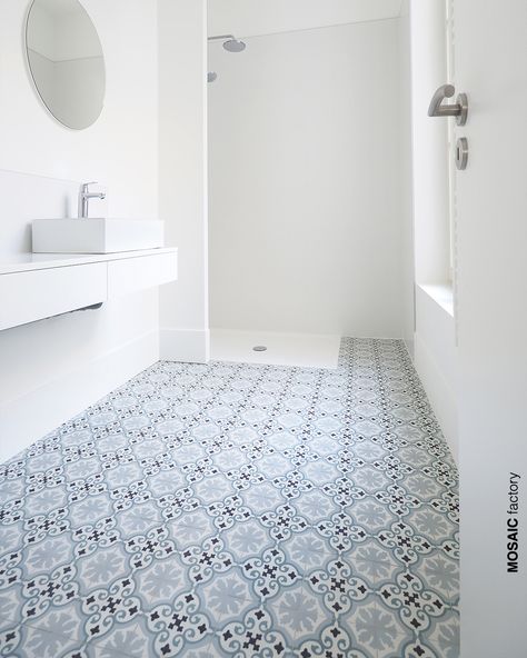 Just a beautiful cement tiles floor is enough to decorate the space, in this case, this spacious and luminous bathroom, get inspired with our pattern tiles! #mosaicdelsur #cementttiles #encaustic #tiles #zementfliesen #fliesen #tilesensations #bathroomideas #bathroomdesign #bathroomremodel #showerdesign #scandinaviandesign #interiordesign #cementine White Bathroom Patterned Floor, Cement Tiles Bathroom Floor, Mosaic Tiles Bathroom, Grey Patterned Floor Tiles Bathroom, Grey Patterned Tiles Bathroom, Bathroom Floor Tile Patterns, Moroccon Bathrooms Tiles, Blue Moroccan Tiles Bathroom, Light Blue Bathroom