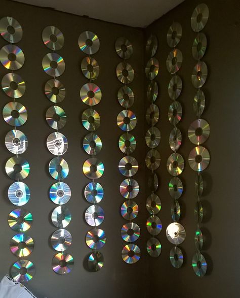 Decorating With Cds Wall Art, How To Hang Up Cds On Wall, Wall Art With Cds, Cd Party Decorations, Old Cds Crafts Diy, Cd Centerpiece Ideas, Dvd Decor, Cd Hanging Decorations, Cd Decoration Ideas Wall Decor