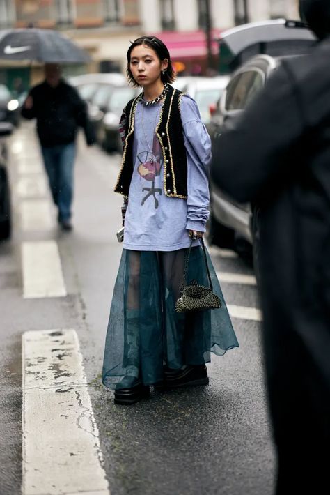 Layering Street Style, Fashion Waste, Trendy Fall Fashion, Paris Fashion Week Street Style, Quirky Fashion, Layered Fashion, Trendy Fall Outfits, Street Style Paris, Eclectic Fashion