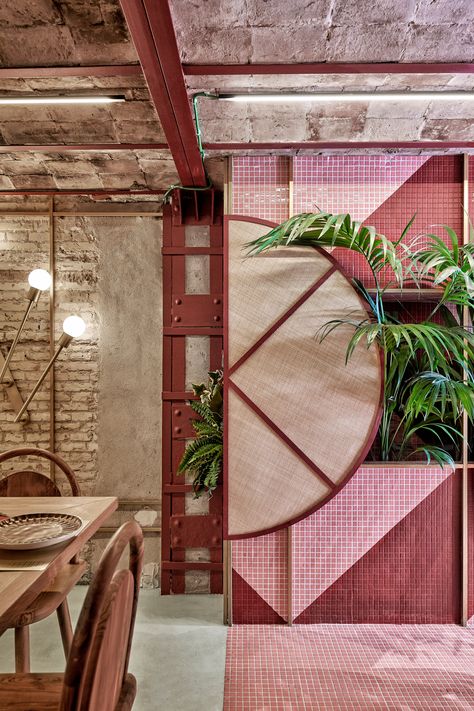 Tropical sushi restaurant in Valencia fuses Japanese and Brazilian design Brazilian Restaurant, Lake House Interior, Desain Pantry, Decoration Restaurant, Sushi Restaurant, Sushi Restaurants, Design Industrial, Restaurant Interior Design, Hospitality Design