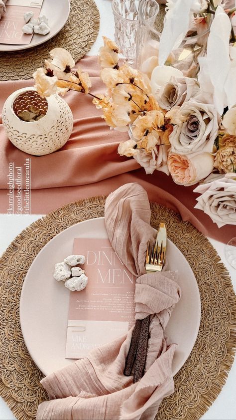 Round Tablecloth Ideas Dining Rooms, Brown And Pink Table Setting, Pink And Brown Table Setting, Boho Table Scape, Boho Baby Shower Table Setting, Nude Table Setting, Blush Pink Table Setting, Bohemian Table Setting, Boho Table Setting