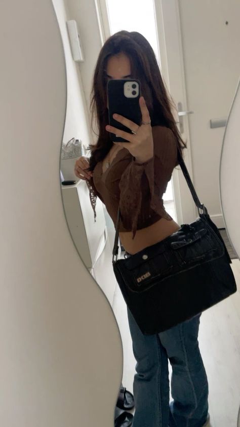 ❤️ my messenger bag Aesthetic Messenger Bag, Messenger Bag Aesthetic, Day Winter Outfit, Outfit Of The Day Winter, Cute Outfits Winter, Purse Aesthetic, Black Leather Messenger Bag, Cargo Pants Black, Skater Girl Outfits