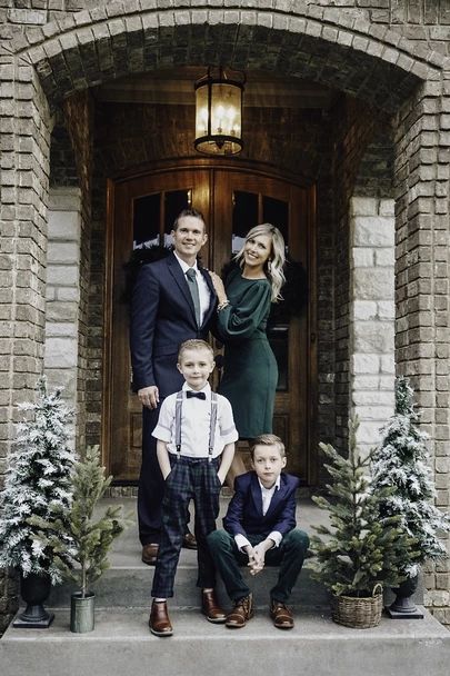 Christmas Card Outfits, Holiday Photos Outfits, Family Christmas Pictures Outfits, Christmas Photos Outfits, Family Holiday Pictures, Christmas Pictures Outfits, Christmas Family Photoshoot, Family Christmas Outfits, Winter Family Photos