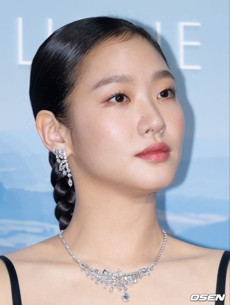 Kim Go Eun Goblin, Kim Go Eun Style, Rhinoplasty Before And After, Actress Hairstyles, Face Makeup Tips, Kim Go Eun, Neo Soul, Asian Eyes, Asian Eye Makeup