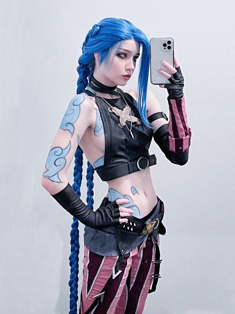 nora 🌱 on Twitter: "jinx from arcane 🤍… " Nora Fawn, Vi Cosplay, Cosplay Poses, Jinx Cosplay, Snk Cosplay, Doll Divine, Jinx League Of Legends, Epic Cosplay, Halloween Inspo