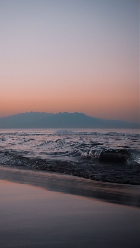 Pinky sunset with mountains view Beach Wallpaper Sunset, Beach Mountain, Dreamy Sunset, Wallpaper Sunset, Sunset Mountains, Mountain Wallpaper, Back Pictures, Beach Wallpaper, Sunset Wallpaper