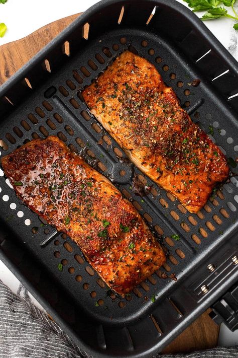 This easy air fryer salmon recipe has a delicious brown sugar rub that cooks tender, flaky salmon with crisp seared edges in 7-9 minutes. Easy Air Fryer Salmon, Cook Frozen Salmon, Air Fryer Recipes Salmon, Salmon Recipes Baked Healthy, Air Fryer Salmon, Air Fryer Oven Recipes, Healthy Weeknight Meals, Baked Salmon Recipes, Easy Air Fryer