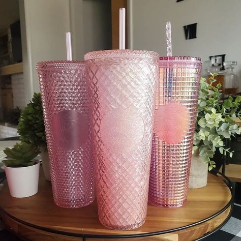 Starbucks Cup Aesthetic, Starbucks Bottles, Cup Aesthetic, Stanley Products, Starbucks Cup Design, Cold Starbucks Drinks, Starbucks Tumbler Cup, Trendy Water Bottles, Starbucks Diy