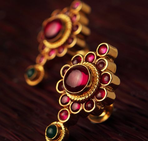 Have a antique necklace? This pair of mesmerising kemp studs is the one you had looking for. Opulent yet very simple, you just cannot go wrong with this kemp marvel. Emarald Ring, Ruby Necklace Designs, Temple Jewellery Earrings, Gold Earrings Indian, Gold Tops, Antique Gold Earrings, Indian Wedding Jewelry Sets, Gold Jhumka Earrings, Gold Earrings Wedding