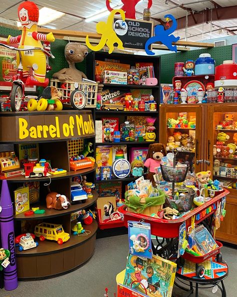 Toy Store Display Ideas, Toy Shop Aesthetic, Toy Store Design Shops, Toy Store Aesthetic, Vintage Toy Store Aesthetic, Toys Shop Interior, Plush Display, Kids Shop Interior Toy Store, Vintage Toy Display