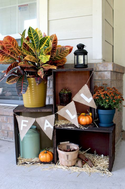 Create a fall crate display to show off your fall decor on your front porch. Entryway Doors, Diy Porch Decor, Porch Design Ideas, Porch Decorations, Diy Front Porch, Diy Porch, Fall Front Porch Decor, Rustic Fall Decor, Halloween Wreaths