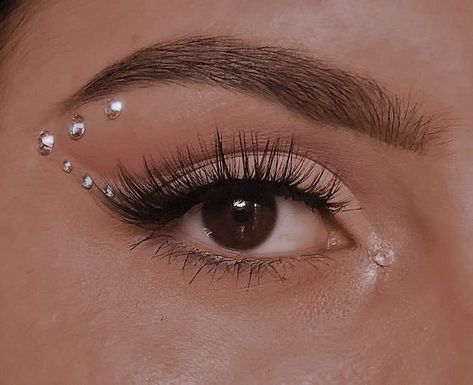 EUPHORIA MAKUP LOOKS & INSPO | RHINESTONE MAKEUP Ušný Piercing, Gem Makeup, Coachella Makeup, Concert Makeup, Rhinestone Makeup, Prom Eye Makeup, Rave Makeup, Eye Makeup Pictures, Smink Inspiration