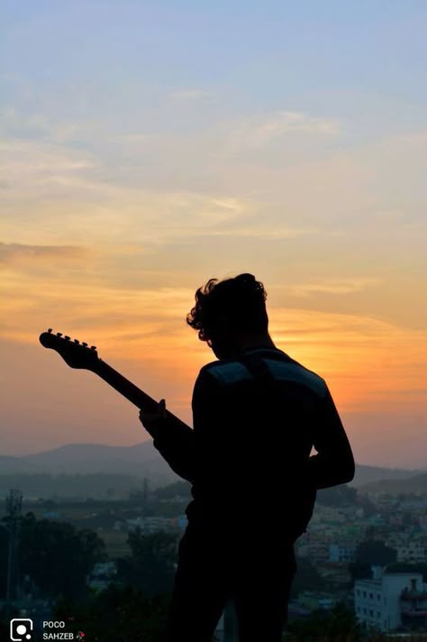 guitar poses Guitarist Photoshoot, Guitar Players Photography, Guitar Poses, Musician Photoshoot, Guitarist Photography, Guitar Portrait, Artist Photoshoot, Sky Man, Guitar Guy