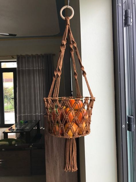 Rope Fruit Basket, Macrame Onion Net, Macrame Kitchen Ideas, Macrame For Kitchen, Macrame Onion Holder Diy, Macrame Fruit Hammock Diy, Macrame Fruit Hanger Diy, Macrame Produce Hanger, Macrame Fruit Hanger