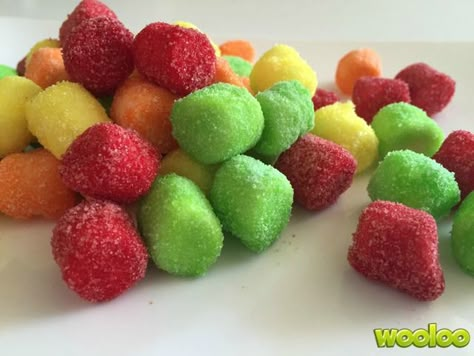 La semaine dernière, j’ai vu passer dans mon Pinterest des grosses guimauves enrobées de Jello. Ça a attiré mon attention. En temps normal j’aurais passé tout droit, mais comme j’avais essayé les raisins enrobés de Jello (genre sour patch) et qu’ils nous avaient très très agréablement surpris, j’ai eu le goût de donner une petite […] Sour Patch, Bake Sale, Cookies Recipes Christmas, Rice Krispies, Fruit Salad, Raisin, Party Food, Ideas Style, Christmas Food