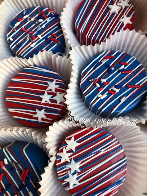 4th Of July Chocolate Covered Pretzels, 4th Of July Chocolate Covered Treats, 4th Of July Oreos, 4th Of July Chocolate Covered Oreos, Fourth Of July Chocolate Strawberries, July 4 Treats, Summer Themed Treats, Memorial Day Cake Pops, Forth Of July Desserts Party Ideas