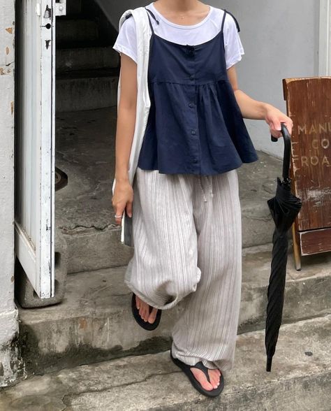 Japanese Loose Fashion, Slow Fashion Outfit, Cami Over Shirt Outfit, Summer Fashion Japan, Japanese Summer Style, Japandi Outfits, Summer Outfit Japan, Summer Outfits Japanese, Japan Summer Outfits