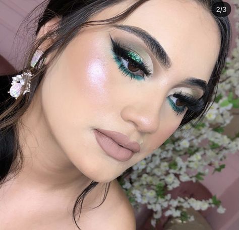 Green And Gold Quince Makeup, Quinceañera Makeup Ideas Emerald Green, Green Emerald Makeup Looks, Quince Make Up Emerald Green, Quince Makeup Ideas Emerald Green, Emerald Green 15 Makeup, Quinceanera Makeup Green And Silver, Prom Makeup Emerald Green, Emerald Prom Makeup