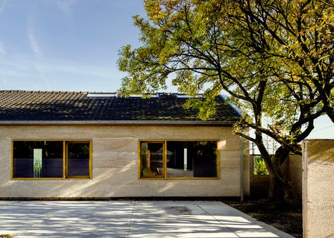 A hemp-based material insulates this house by Martens Van Caimere. According to the architects, the material offers a similar but more sustainable and economical solution than concrete. Hempcrete House, Hemp Building, Hemp Insulation, Net Zero Homes, Hemp House, Cladding Wall, Eco Buildings, Sustainable Building Materials, To Build A Home