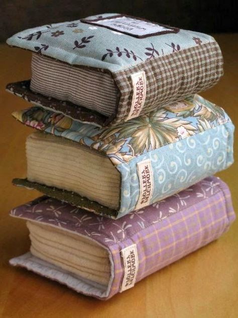 Book Pillow, Bantal Sofa, Costura Diy, Sewing Pillows, Cute Pillows, 자수 디자인, Creation Couture, Fabric Christmas Ornaments, Diy Pillows