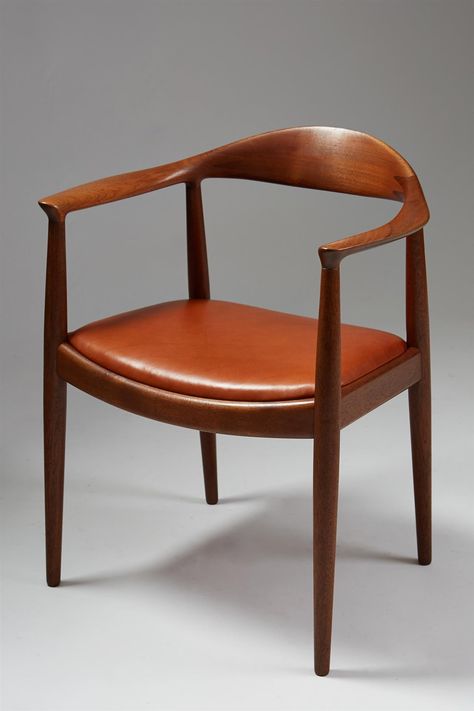 "The Chair", designed by Hans Wegner for Johannes Hansen, Denmark. 1950's. — Modernity Classic Chair Design, Wegner Chair, Kursi Bar, Danish Chair, Furniture Design Chair, Danish Furniture Design, Futuristic Furniture, Eames Chairs, Hans Wegner