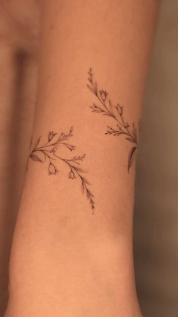 Fine Line Tattoo Floral Forearm, Fineline Floral Tattoo Arm, Thumb Floral Tattoo, Fine Line Flower Bracelet Tattoo, Dainty Vine Tattoos For Women, Dainty Floral Wrist Wrap Tattoo, Dainty Botanical Tattoo, Vine Fine Line Tattoo, Fineline Vine Tattoos