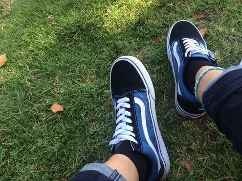 Black And Blue Vans Outfit, Vans Old Skool Navy Outfit, Blue Vans Outfit, Aesthetic Blanco, Black Vans Outfit, Vans Old Skool Navy, Navy Blue Vans, Vans Boots, Vans Collection