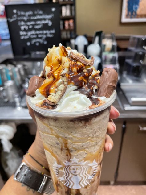 Twix Starbucks Frappuccino, Starbucks Twix Frappuccino, Twix Frappuccino Starbucks, Starbucks Hidden Menu, Frappuccino Starbucks Secret Menu, Twix Candy, Starbucks Cookies, Frappuccino Starbucks, Starbucks Secret Menu Recipes