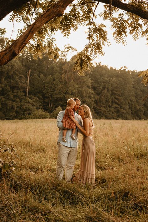 Fall Family Pictures On Farm, Fall Family Field Photos, October Family Photoshoot, Pond Family Photos, Photography Fall Ideas, Fall Mini Sessions Poses, Family Photo Woods, Aesthetic Fall Family Photos, Fall Family Photos Aesthetic