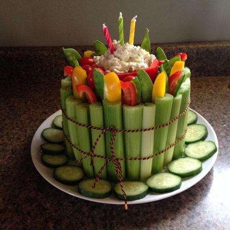 When your brother says he doesn't want cake bc he doesn't eat desserts... You make that jerk a cake anyways!! Veggie cake! Veggie Birthday Cake, Vegetable Cake Design, Vegetable Birthday Cake, Veggie Bouquet, Veggie Cake, Veggie Display, Birthday Cake Alternatives, Veggie Cakes, Vegetable Cake