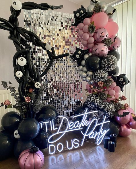 Ballon Arch Halloween, Haunted Disco, Halloween Balloon Wall, Glam Halloween Party, Spooky Birthday Party, Halloween Balloon Garland, Halloween Disco, Halloween Balloons Decorations, Disco Halloween