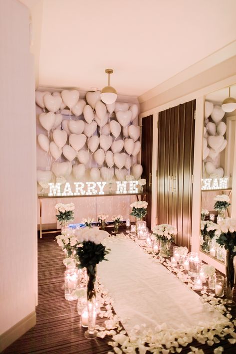 All White Proposal Decor, White Proposal Decor, Simple Marriage Proposal Ideas, Proposal Ideas Indoor, Proposal Decorations Indoor, Marry Me Decor, Engagement Celebration Ideas, Indoor Proposal, Proposal At Home