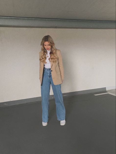 Grey Aesthetic Fashion, Outfits With Wide Leg Jeans, Wide Leg Jeans White, Beige Blazer Outfit, Jeans Blazer Outfit, Wide Leg Outfit, Wide Leg Jeans Outfit, Blazer Outfits Casual, Blazer Outfits For Women