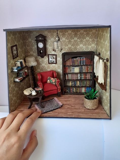 Miniature Rooms Dioramas, Mini Room Diorama, Room Box Miniatures Ideas, Dollhouse Room Boxes, Miniature Scenes Dioramas, Diy Diorama Ideas, Room Box Miniatures Diy, Bookcase Diorama, Room Boxes Miniature Dioramas