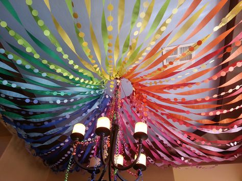 Ceiling Hanging Decor Diy Party Ideas, Ceiling Streamer Decorations, Hanging Streamers Party Ideas, Celling Decoration Ideas, Hanging From Ceiling Decor, Streamer Ceiling, Party Ceiling Decor, Classroom Ceiling Decorations, Cheap Birthday Decorations