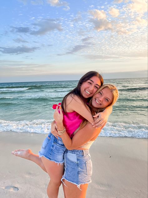 Cruise Poses, Preppy Pfps, Sorority Poses, Beach Poses With Friends, Cute Beach Pictures, Cheer Poses, Insta Poses, Summer Picture Poses, Best Friend Photoshoot