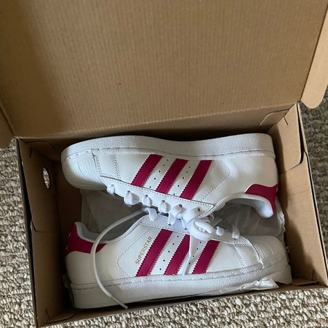 Adidas pink superstars size 4 Pink Superstars, Brown Hair Bangs, Adidas Superstar Pink, Adidas Superstars, Shoe Wishlist, Hogwarts Dr, Adidas Pink, Hair Bangs, Adidas Campus