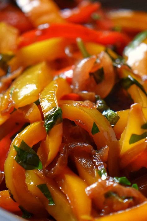 Peperonata Recipe, Bell Pepper Side Dish, Italian Peppers, Bell Pepper Recipe, Grilled Bell Peppers, Sweet Pepper Recipes, Pizza Topping, Pepper Recipe, Sunday Dinners